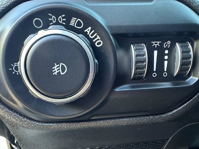 Used 2018 Jeep Wrangler Unlimited Rubicon w/ Uconnect 4C Nav & Sound Group AWD/4WD image 11
