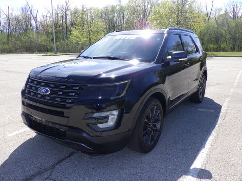 Used 2017 Ford Explorer XLT w/ Equipment Group 202A AWD/4WD image 1