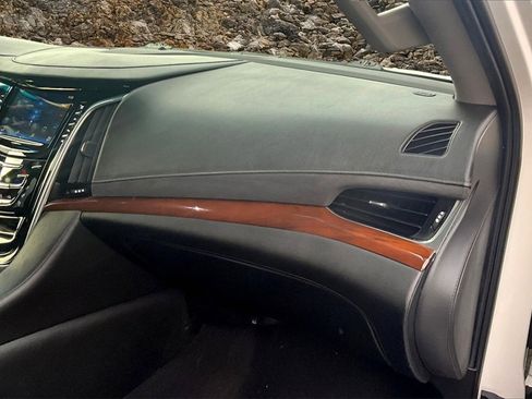 Used 2019 Cadillac Escalade Luxury image 14