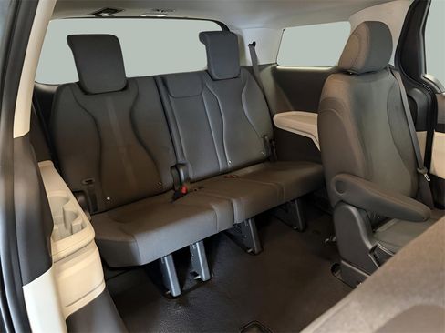 Used 2022 Kia Carnival LX image 26