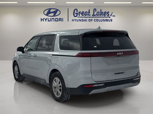 Used 2022 Kia Carnival LX image 3