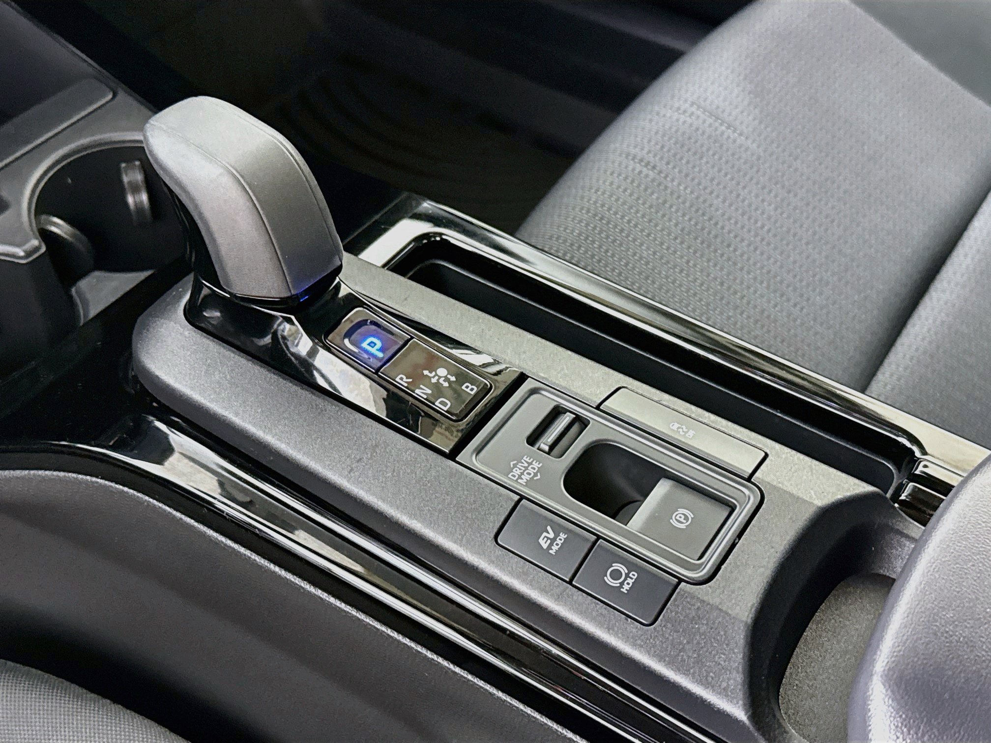 Certified 2025 Toyota Prius LE FWD image 18