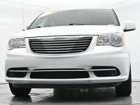Used 2016 Chrysler Town & Country Touring FWD image 48
