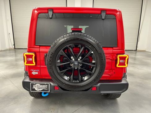 Used 2024 Jeep Wrangler Unlimited Sahara AWD/4WD image 8