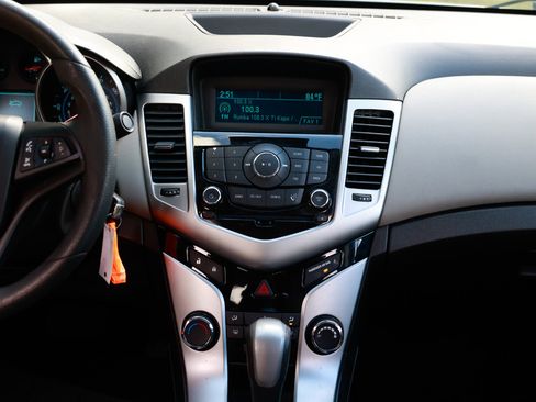 Used 2014 Chevrolet Cruze LS image 34