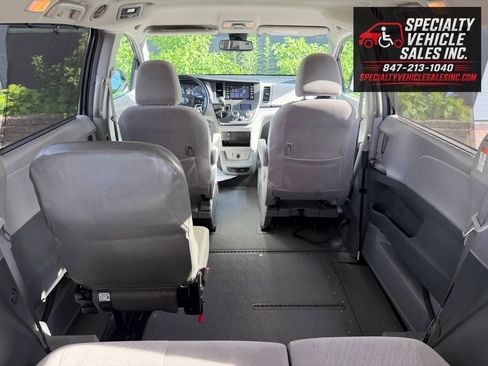 Used 2018 Toyota Sienna LE FWD image 26