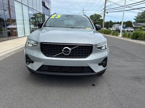 Certified 2025 Volvo XC40 B5 Plus AWD/4WD image 7