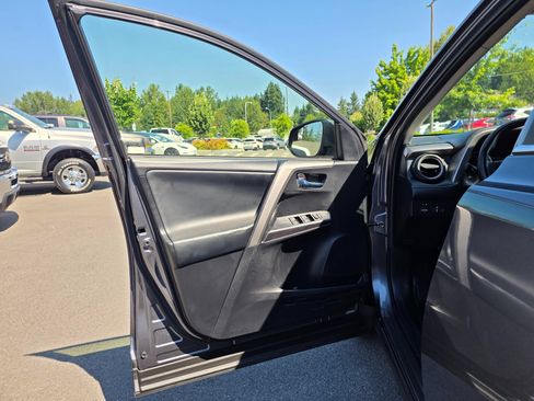 Used 2018 Toyota RAV4 XLE AWD/4WD image 23
