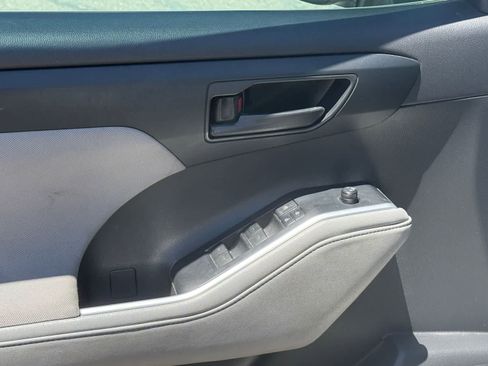 Used 2020 Toyota Highlander LE AWD/4WD image 13