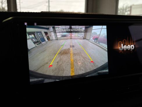 Used 2025 Jeep Wrangler Sahara image 17