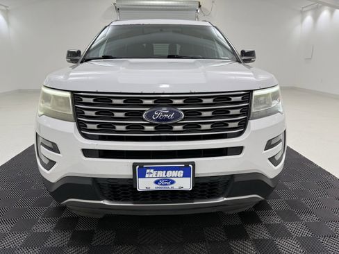 Used 2017 Ford Explorer XLT image 2
