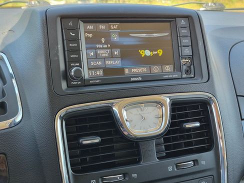 Used 2015 Chrysler Town & Country LX FWD image 12