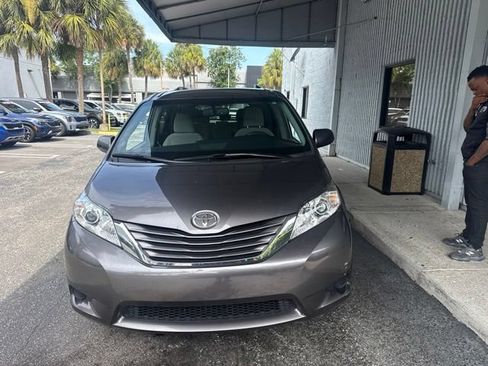 Used 2017 Toyota Sienna LE FWD image 2