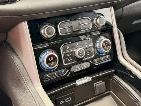 Used 2024 GMC Yukon XL Denali RWD image 36