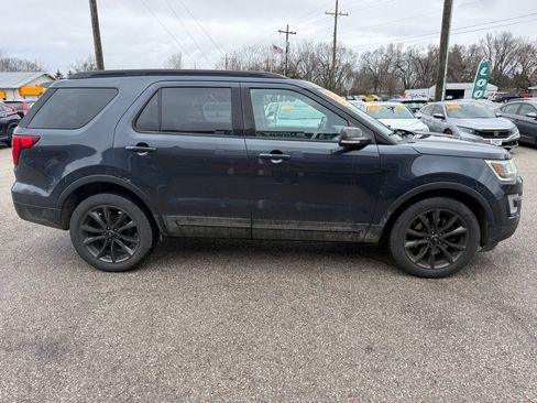 Used 2017 Ford Explorer XLT w/ XLT Appearance Package image 5