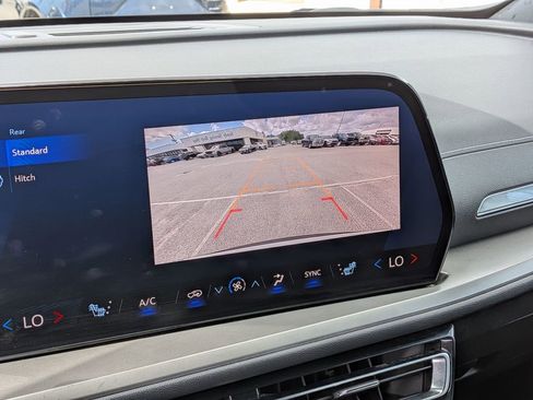 Used 2025 Chevrolet Traverse LT FWD image 25