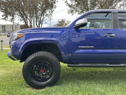 Used 2022 Toyota Tacoma Limited AWD/4WD image 10