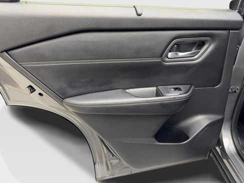 Used 2024 Nissan Rogue SV w/ SV Premium Package image 37