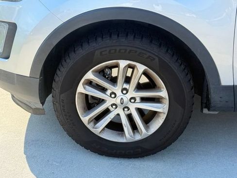 Used 2017 Ford Explorer XLT w/ Equipment Group 201A FWD image 4