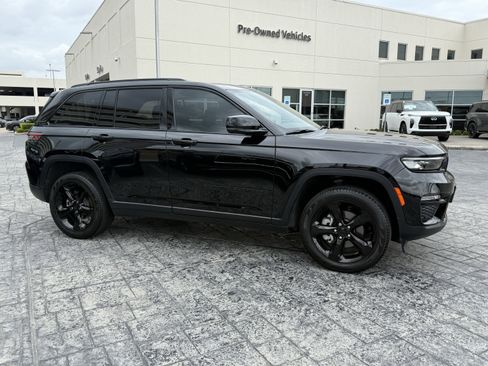 Used 2024 Jeep Grand Cherokee Limited w/ Luxury Tech Group II image 13