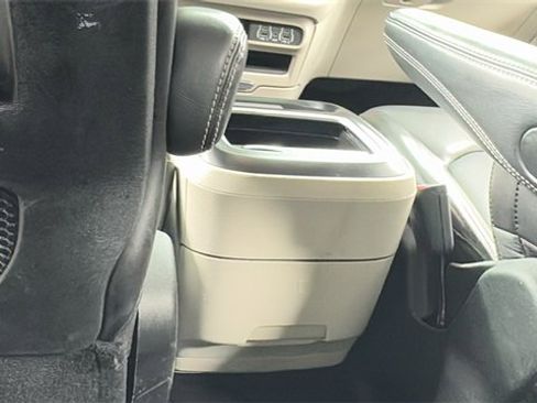 Used 2023 Chrysler Pacifica Touring-L image 40