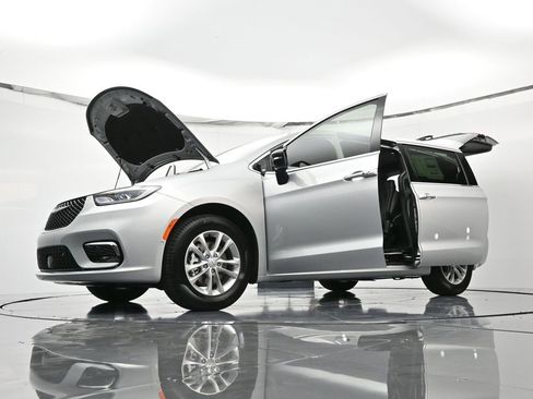 New 2026 Chrysler Pacifica Select image 50