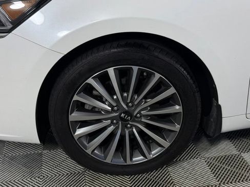 Used 2017 Kia Cadenza Premium FWD image 12