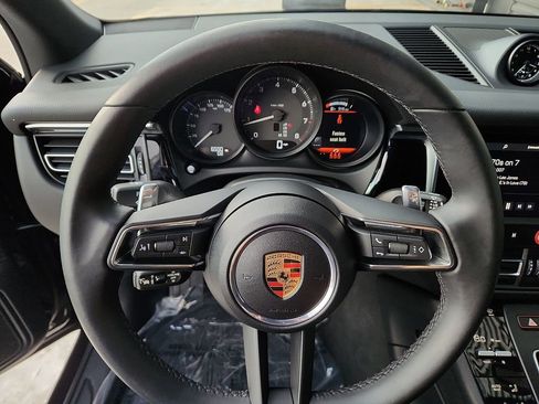 Certified 2025 Porsche Macan image 18