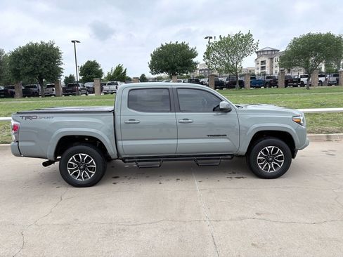 Used 2022 Toyota Tacoma TRD Sport w/ Technology Package image 3