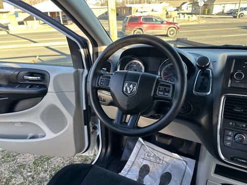 Used 2014 RAM C/V Tradesman image 17