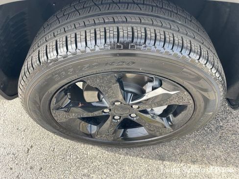 Used 2024 Jeep Grand Cherokee Limited w/ Luxury Tech Group II image 38