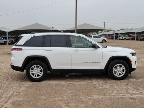 Used 2024 Jeep Grand Cherokee Laredo AWD/4WD image 9