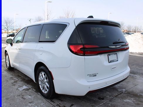 Used 2023 Chrysler Pacifica Touring-L image 5
