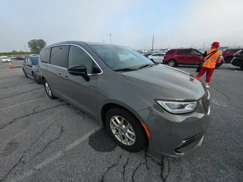 Used 2025 Chrysler Pacifica Select FWD image 2