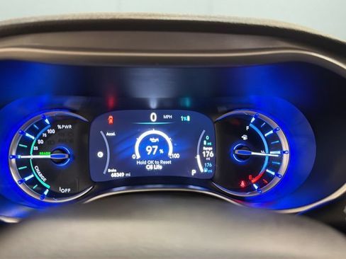 Used 2023 Chrysler Pacifica Touring-L FWD image 13