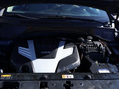 Used 2017 Hyundai Santa Fe SE image 9