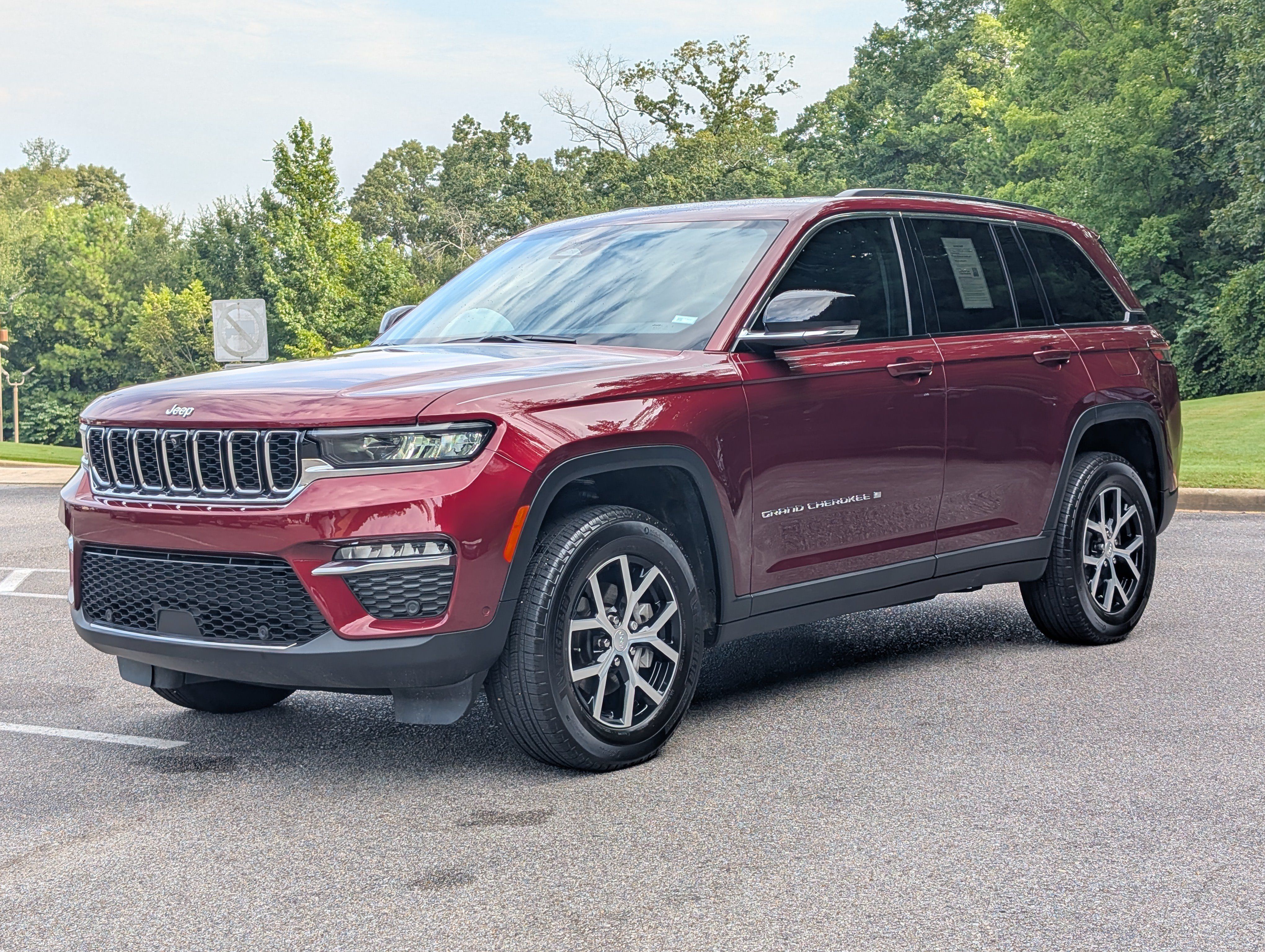 Used 2024 Jeep Grand Cherokee Limited w/ Luxury Tech Group II AWD/4WD image 5