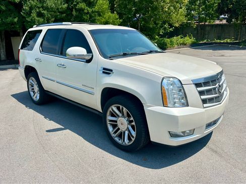 Used 2012 Cadillac Escalade Platinum RWD image 3
