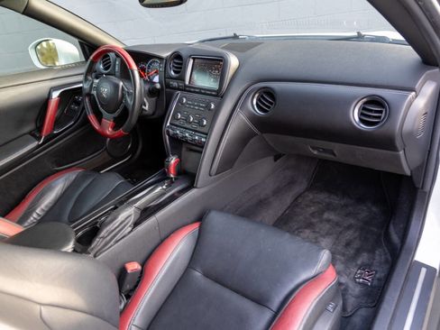 Used 2014 Nissan GT-R Black Edition image 3
