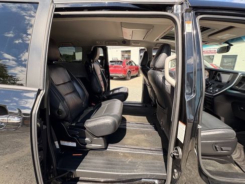 Used 2017 Toyota Sienna SE Premium FWD image 25
