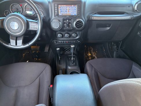 Used 2014 Jeep Wrangler Unlimited Sahara w/ Connectivity Group AWD/4WD image 20