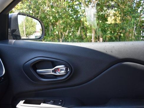 Used 2022 Jeep Cherokee Trailhawk image 18