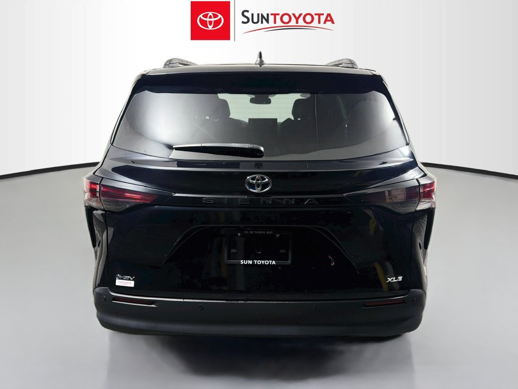 Used 2025 Toyota Sienna XLE FWD image 4