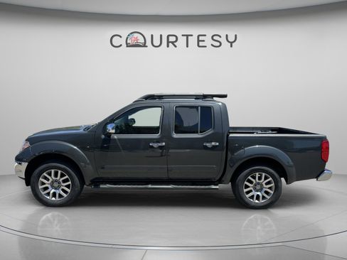 Used 2010 Nissan Frontier LE RWD image 2