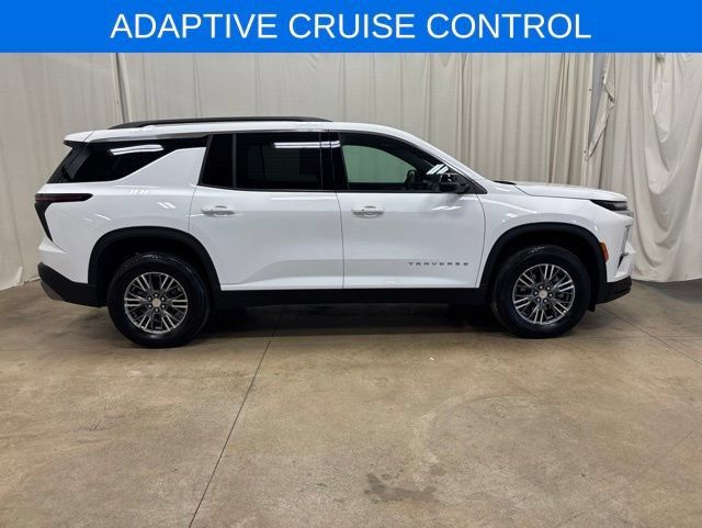 Used 2025 Chevrolet Traverse LT FWD image 2