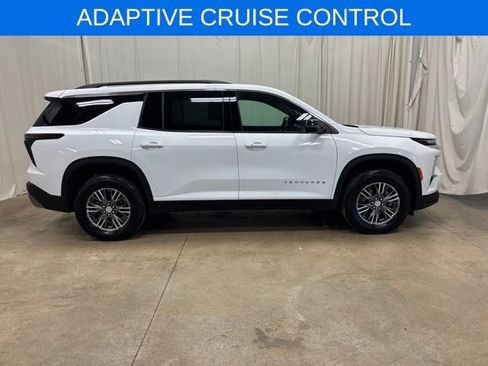 Used 2025 Chevrolet Traverse LT FWD image 2