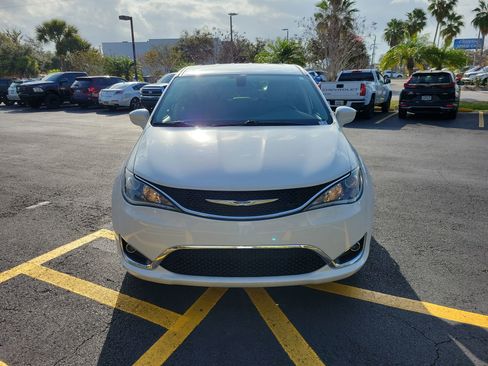 Used 2020 Chrysler Pacifica Touring w/ Tire & Wheel Group image 4