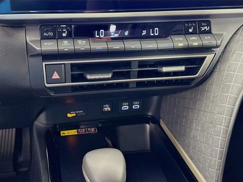 Used 2025 Toyota Camry XLE image 16