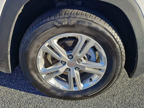 Used 2024 GMC Terrain SLE image 8