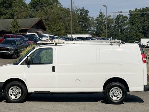 Used 2017 Chevrolet Express 2500 RWD image 3